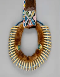クマの爪のネックレス、メスコーキー、1835年頃